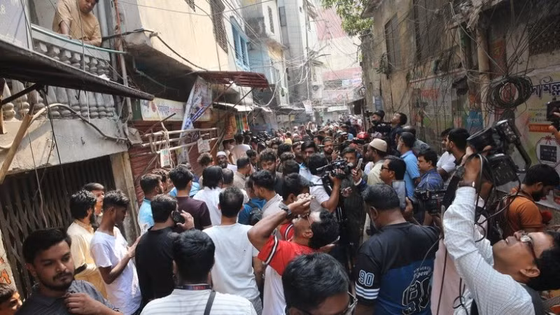 Người dân sơ tán ra bên ngoài những ngôi nhà sau trận động đất ở Dhaka, Bangladesh, ngày 21/11/2025. (Ảnh: THX/TTXVN)
