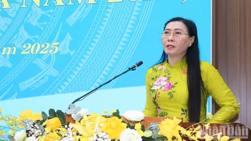 Đồng chí Bùi Thị Quỳnh Vân, Ủy viên Trung ương Đảng, Bí thư Tỉnh ủy Quảng Ngãi phát biểu chỉ đạo tại kỳ họp. 