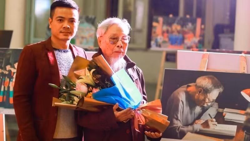 Ngô Nhật Tăng và nghệ nhân hát văn Hoàng Trọng Kha.