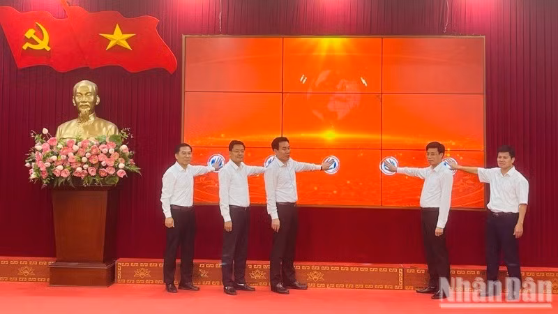 Lãnh đạo Tỉnh Lào Cai và xã Yên Bình ra mắt Trang thông tin Đại hội Đảng bộ xã Yên Bình. (Ảnh: THANH SƠN)