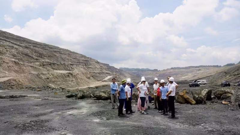 Các chuyên gia UNESCO thẩm định các giá trị địa tầng tại vùng trũng Na Dương, huyện Lộc Bình, tỉnh Lạng Sơn.