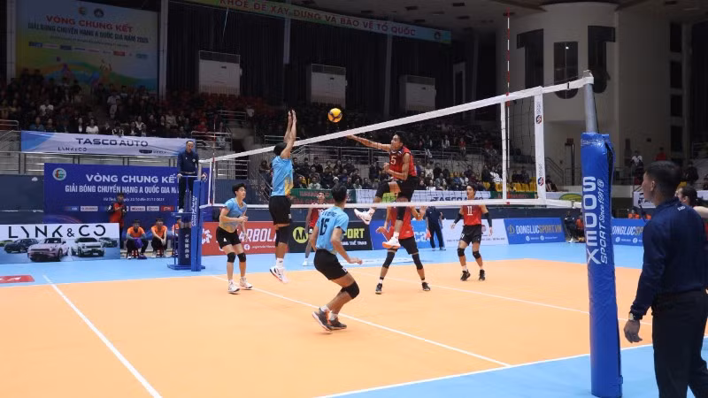 Sau lễ khai mạc là trận đấu giữa đội bóng chuyền Hà Tĩnh và đội bóng chuyền Bộ Tư lệnh Cảnh sát Cơ động.