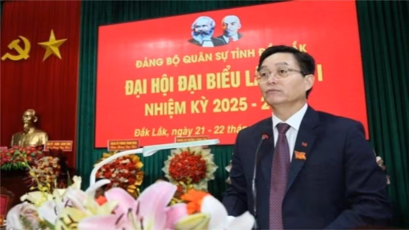 Đồng chí Nguyễn Đình Trung, Ủy viên Trung ương Đảng, Bí thư Tỉnh ủy, Bí thư Đảng ủy Quân sự tỉnh Đắk Lắk phát biểu tại đại hội.