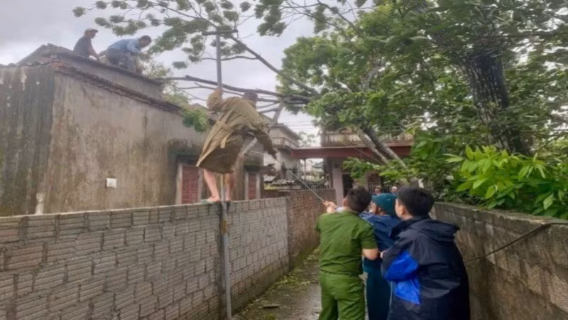 Các đơn vị công an từ tỉnh đến cơ sở đã huy động tối đa lực lượng, phương tiện để chống bão, cứu hộ, khắc phục hậu quả, bảo vệ an toàn tính mạng của nhân dân. (Ảnh: CA Ninh Bình)