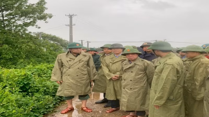 Các thành viên đoàn công tác kiểm tra đê tả sông Bưởi.