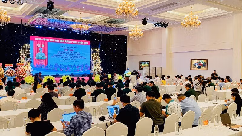 Quang cảnh buổi gặp gỡ giữa Bộ Tư lệnh Quân khu 7 và các cơ quan báo chí.