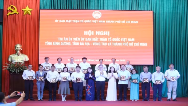 Ủy ban Mặt trận Tổ quốc Việt Nam Thành phố Hồ Chí Minh tri ân các cán bộ mặt trận.