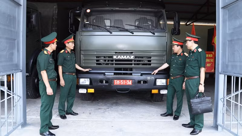 Thiếu tướng Vũ Văn Cường trao đổi kinh nghiệm công tác bảo quản phương tiện sẵn sàng chiến đấu.