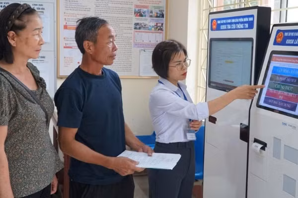 Cán bộ phường Mường Thanh hướng dẫn người dân thực hiện thủ tục hành chính trên cây ki-ốt tại trụ sở Ủy ban nhân dân phường.