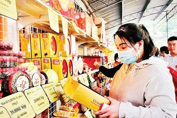 Công nhân vui mừng lựa chọn những mặt hàng thiết yếu tại Điểm phúc lợi đoàn viên.