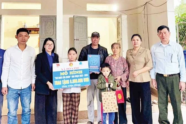 Chị Lê Thị Mỹ, Bí thư Đoàn Thanh niên xã Hòa Phú (người thứ ba từ trái sang) trao kinh phí hỗ trợ từ mô hình “Em nuôi của Đoàn” cho em Nguyễn Thị Chiêu Dương, thôn An Mỹ.