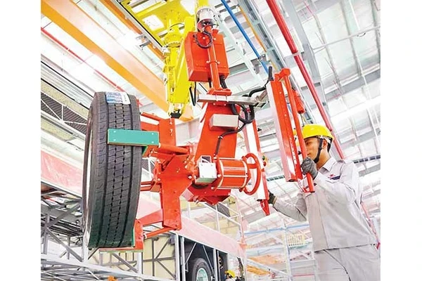 Dây chuyền lắp ráp ô-tô tại Kim Long Motor ở Huế.