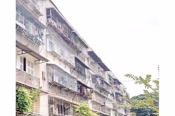 Nhiều căn hộ tại Cư xá Thanh Đa, phường Bình Quới (Thành phố Hồ Chí Minh) còn lắp đặt lồng sắt che chắn các lối thoát hiểm. (Ảnh THẾ ANH)