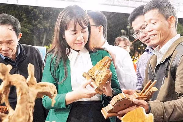 Các sản phẩm OCOP thủ công mỹ nghệ ở thành phố Đà Nẵng được chú ý tại các hội chợ.