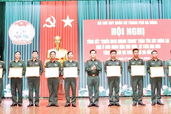 Trao thưởng các tập thể, cá nhân có thành tích xuất sắc trong “Chiến dịch Quang Trung”. (Ảnh TRỌNG HUY)