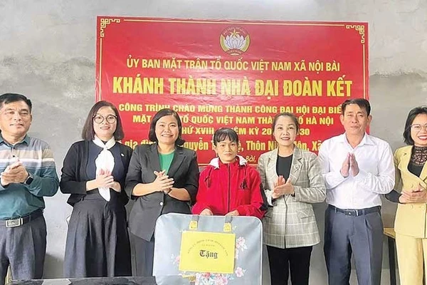 Những ngôi nhà Đại đoàn kết được trao cho những hộ gia đình khó khăn ở xã Nội Bài đúng dịp Tết Nguyên đán Bính Ngọ giúp các hộ đón Tết trong ấm áp, yêu thương.