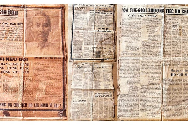 Hai tờ Báo Nhân Dân được người dân trao tặng Bảo tàng Quân khu 5.