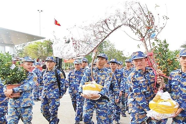 Cán bộ, chiến sĩ chuyển cây quất, hoa đào ra Trường Sa để quân và dân đón Tết. (Ảnh CTV)