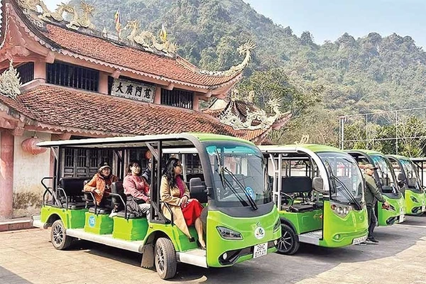 Đội xe điện đã sẵn sàng phục vụ du khách tham quan quần thể danh thắng Hương Sơn và dự Lễ hội chùa Hương năm 2026.