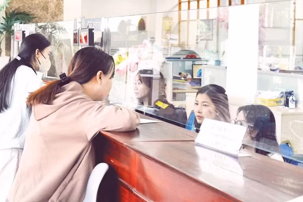 Người dân làm thủ tục nộp thuế tại Thuế Thành phố Hồ Chí Minh.