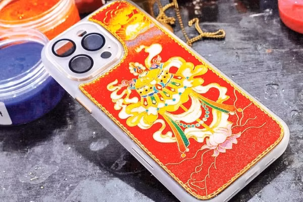 Một sản phẩm ứng dụng theo Họa kim sa trên ốp điện thoại của Nguyễn Hoàng Anh.