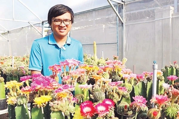 Anh Nguyễn Hữu Trung trong vườn lai tạo loài cây xương rồng Lobivia.