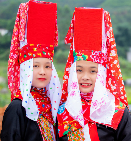 Thiếu nữ Dao Thanh Phán chuẩn bị đi chơi hội Kiêng gió với trang phục truyền thống rực rỡ sắc đỏ.