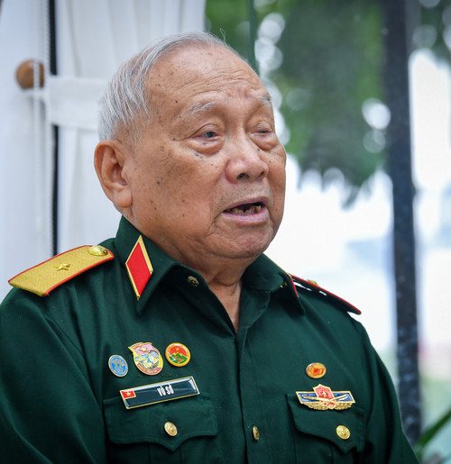 Thiếu tướng Võ Sở chia sẻ tại buổi giao lưu.