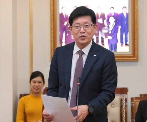 Ông Bin Dae-in, Chủ tịch Hội đồng Quản trị kiêm Tổng Giám đốc Tập đoàn Tài chính BNK phát biểu tại sự kiện.