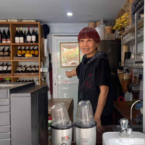 Bà Nga hướng dẫn du khách lối vào nhà vệ sinh.