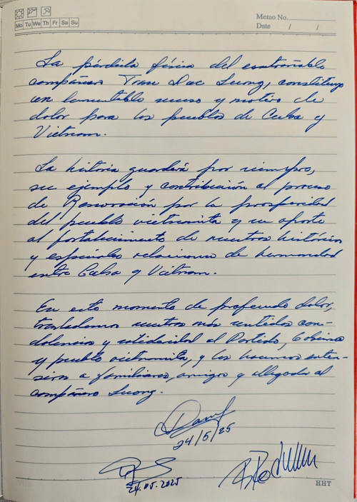 Bí thư thứ nhất Ban Chấp hành Trung ương Đảng Cộng sản Cuba, Chủ tịch nước Cộng hòa Cuba Miguel Díaz-Canel viết sổ tang tiếc thương nguyên Chủ tịch nước Trần Đức Lương. (Ảnh: Đại sứ quán Việt Nam tại Cuba)