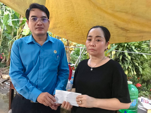 Chủ tịch Công đoàn ngành Giáo dục tỉnh Đồng Tháp Phạm Võ Đức Trung trao hỗ trợ cho gia đình cô Lê Thị Minh Hạnh.