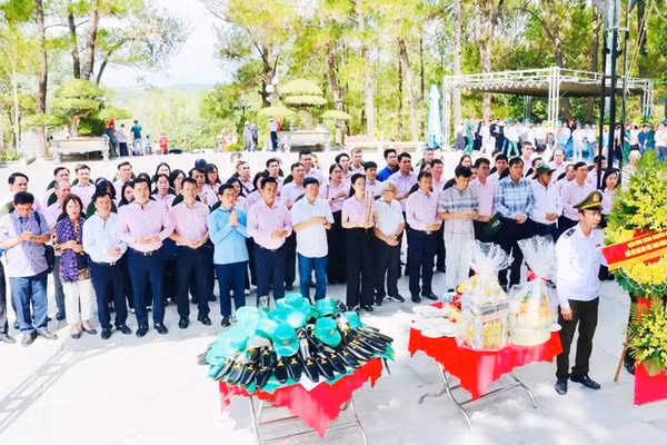 Đoàn đại biểu Ngân hàng Chính sách xã hội Việt Nam dâng hương tri ân các Anh hùng liệt sĩ tại Nghĩa trang Liệt sĩ quốc gia Trường Sơn. 