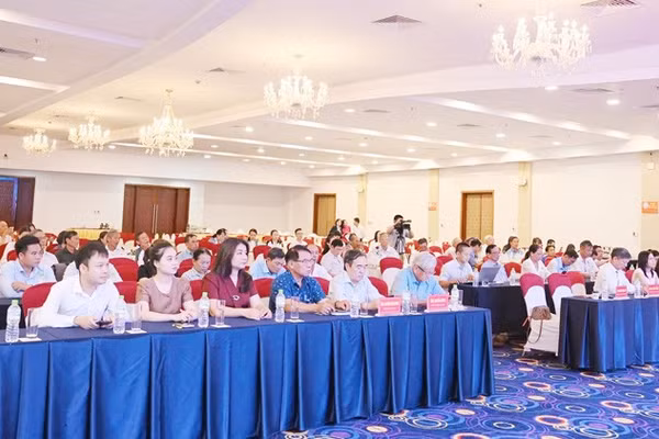 Các đại biểu tham dự hội thảo.