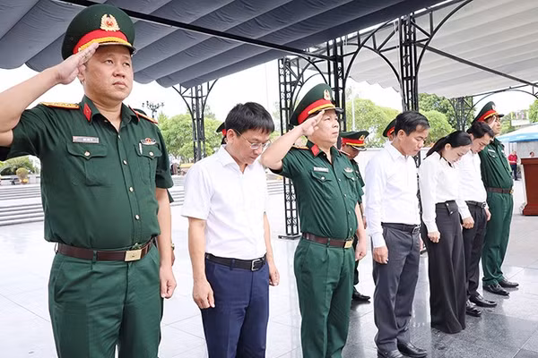 Bí Thư Tỉnh ủy Quảng Trị Nguyễn Văn Phương cùng Đoàn công tác dành phút mặc niệm các Anh hùng liệt sĩ. 