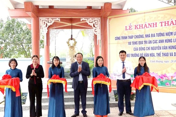 Đồng chí Nguyễn Văn Hùng cùng lãnh đạo xã Vĩnh Hoàng cắt băng khánh thành công trình.