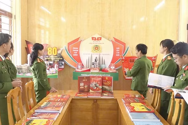 Phòng Cảnh sát Quản lý hành chính về trật tự xã hội tổ chức chấm bài dự thi Cuộc thi “Tìm hiểu 80 năm ngày truyền thống lực lượng Cảnh sát quản lý hành chính về trật tự xã hội” và tham gia dự thi đạt giải Ba của Bộ Công an. 