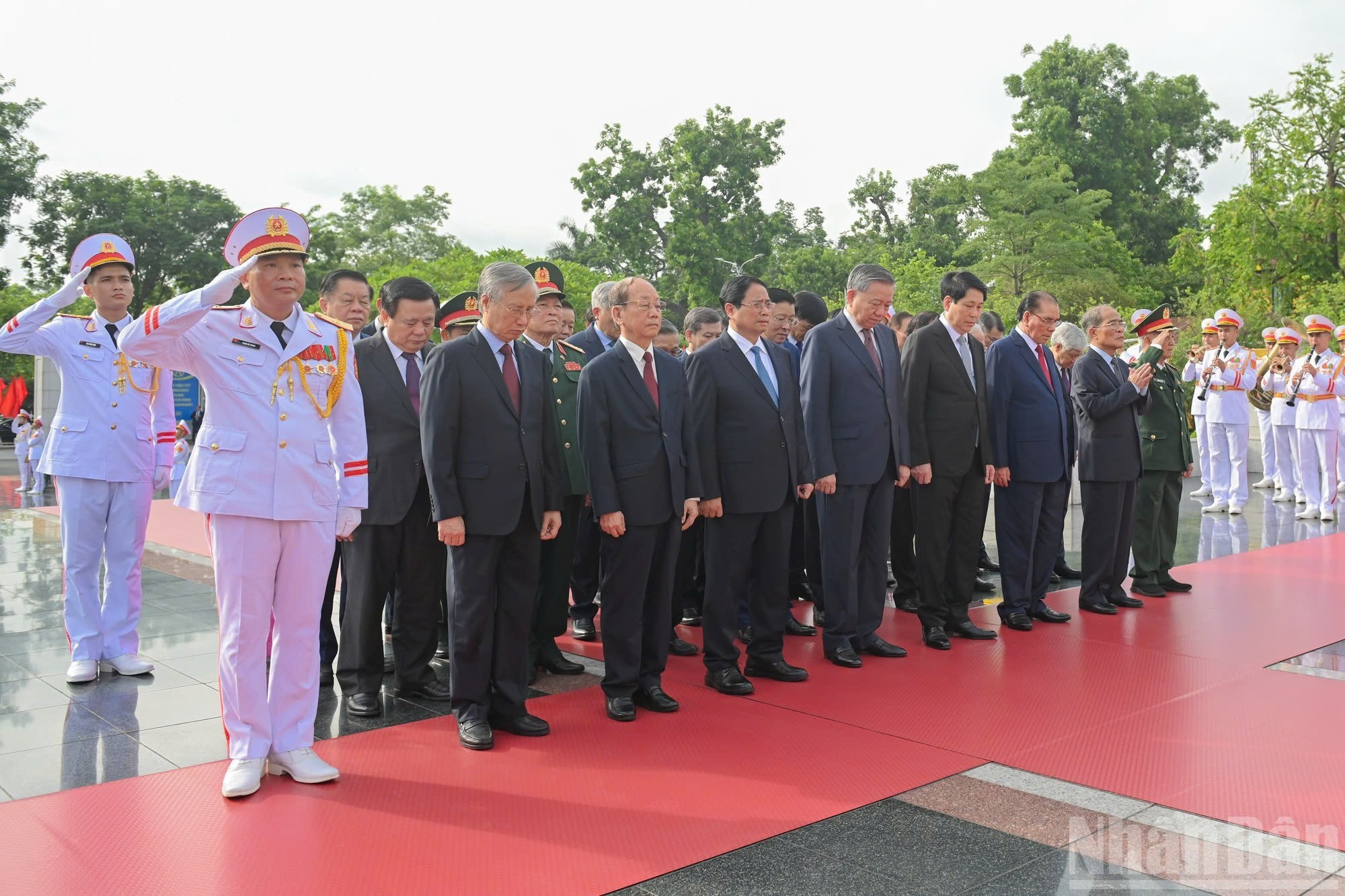 Trong không khí trang nghiêm, Tổng Bí thư Tô Lâm, Chủ Tịch nước Lương Cường, Thủ tướng Phạm Minh Chính cùng các đồng chí lãnh đạo, nguyên lãnh đạo Đảng, Nhà nước thành kính tưởng nhớ công lao to lớn của Chủ tịch Hồ Chí Minh. 04fe13bd9bd4128a4bc5.jpg