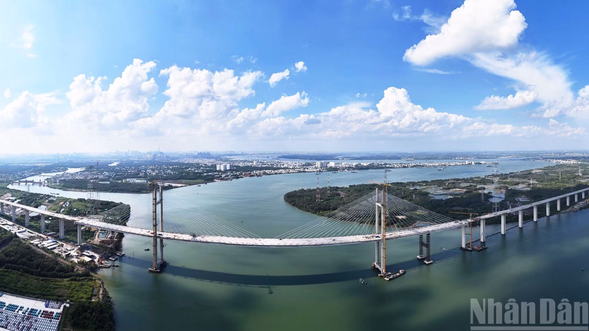 Dự án cầu Bình Khánh Thành phố Hồ Chí Minh thuộc gói thầu J1, tuyến cao tốc Bến Lức-Long Thành hiện đang dần hoàn thiện những công đoạn cuối cùng.