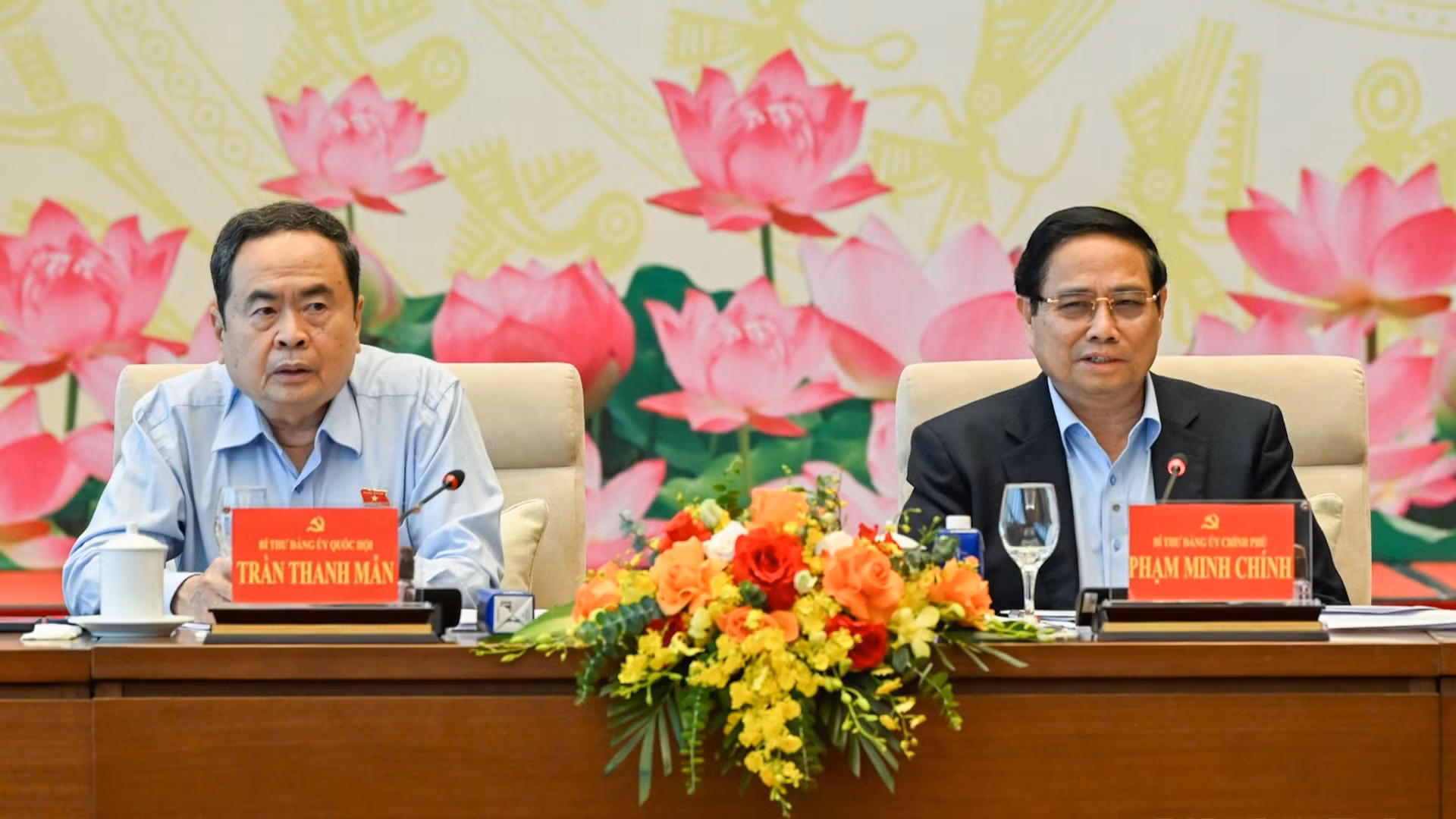 Bí thư Đảng ủy Chính phủ, Thủ tướng Chính phủ Phạm Minh Chính và Bí thư Đảng ủy Quốc hội, Chủ tịch Quốc hội Trần Thanh Mẫn chủ trì hội nghị.