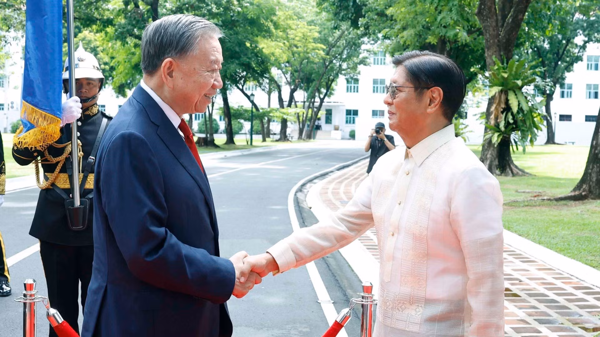 Tổng thống Philippines Ferdinand Romualdez Marcos Jr. đón Tổng Bí thư, Chủ tịch nước Tô Lâm. (Ảnh: TTXVN)