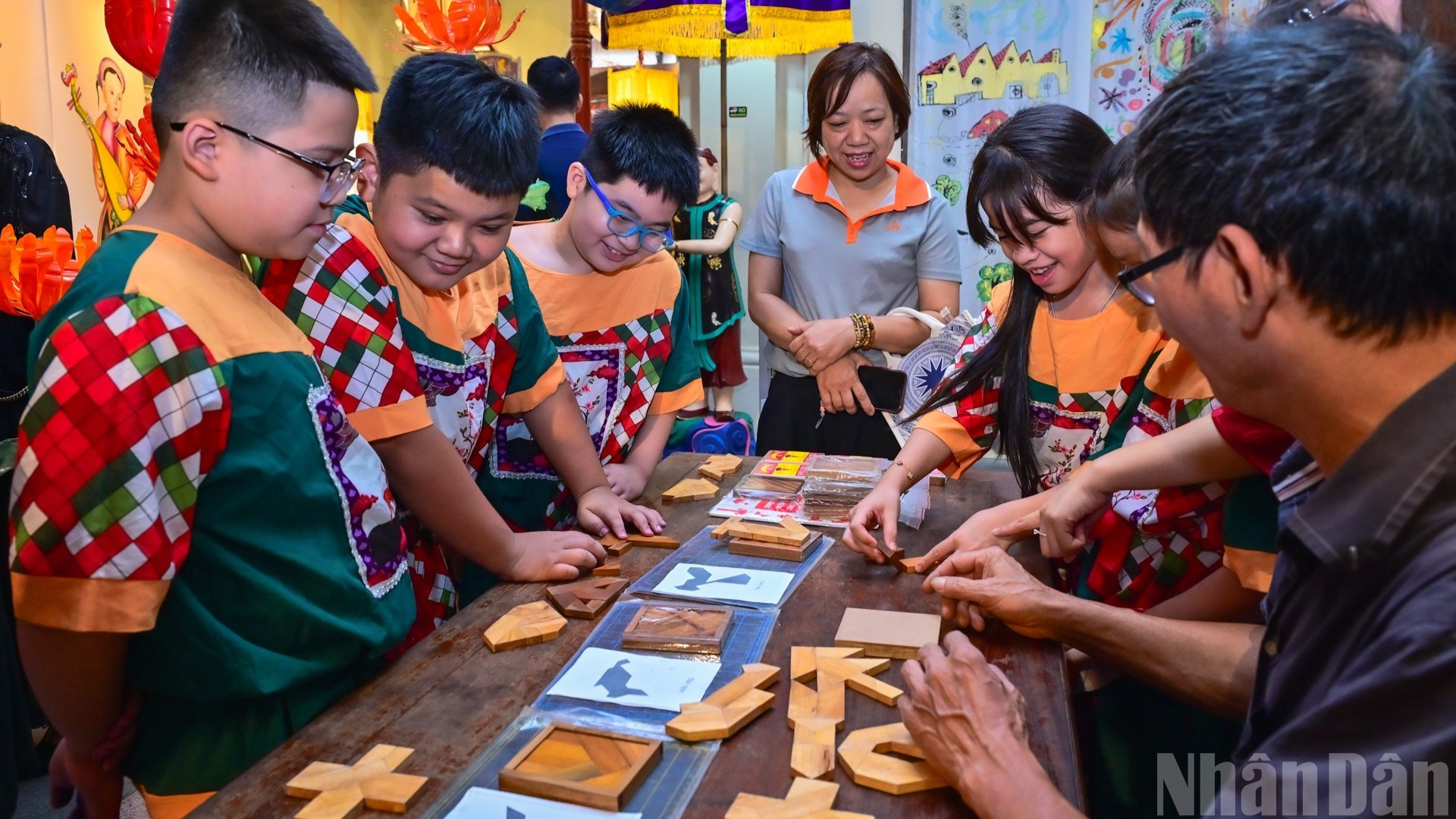 Học sinh Trường tiểu học Trần Nhật Duật hào hứng tham gia trò chơi Trí Uẩn trong không gian Trung tâm văn hoá nghệ thuật Hàng Buồm (Hà Nội).