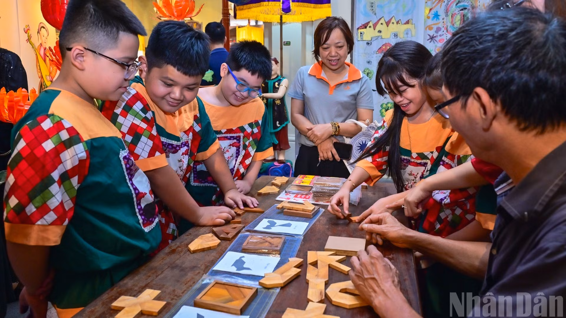 Học sinh Trường tiểu học Trần Nhật Duật hào hứng tham gia trò chơi Trí Uẩn trong không gian Trung tâm văn hoá nghệ thuật Hàng Buồm (Hà Nội).