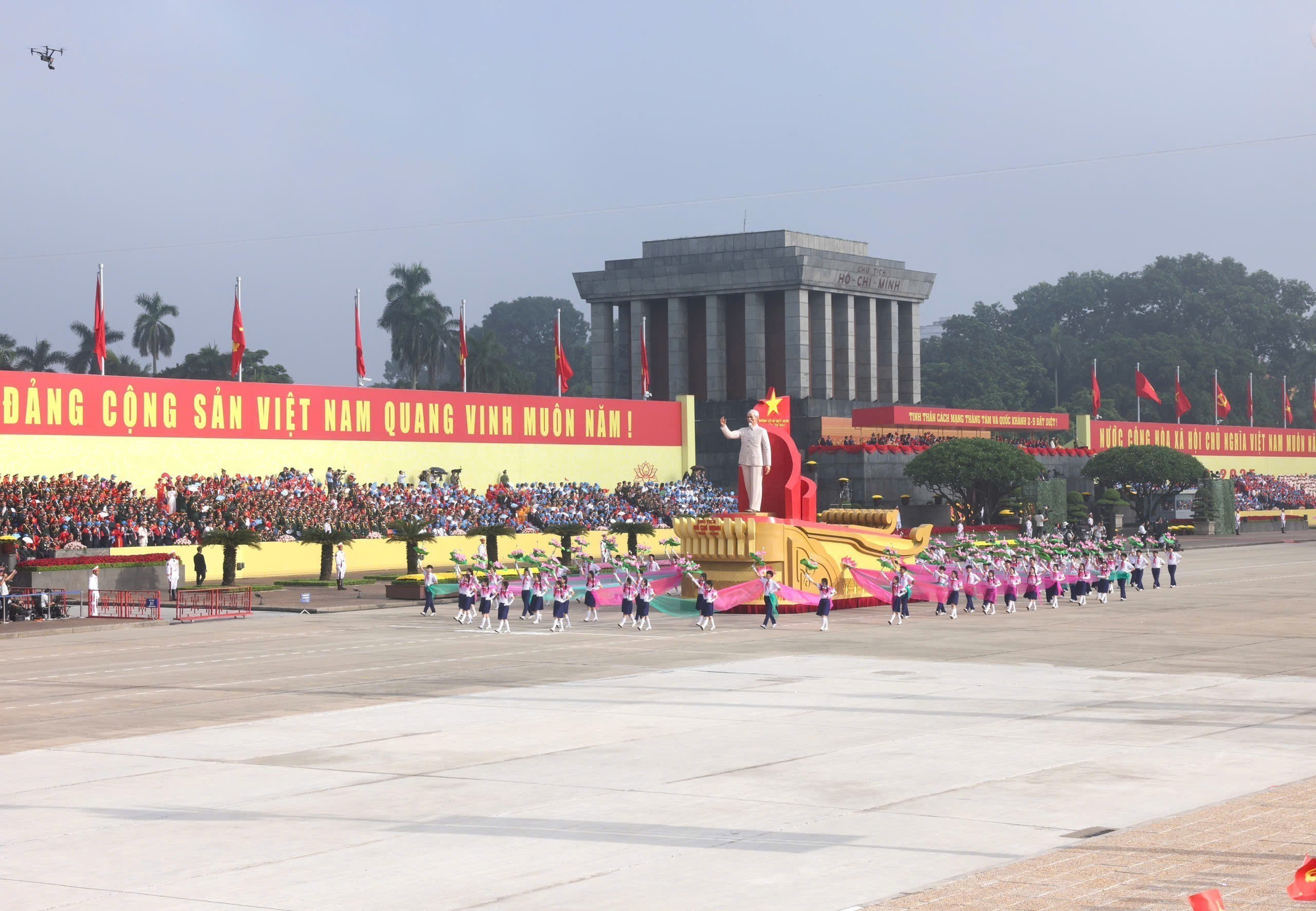 TTXVN vna-potal-dieu-binh-dieu-hanh-ky-niem-80-nam-quoc-khanh-2-9-khoi-nghi-truong-8250334.jpg