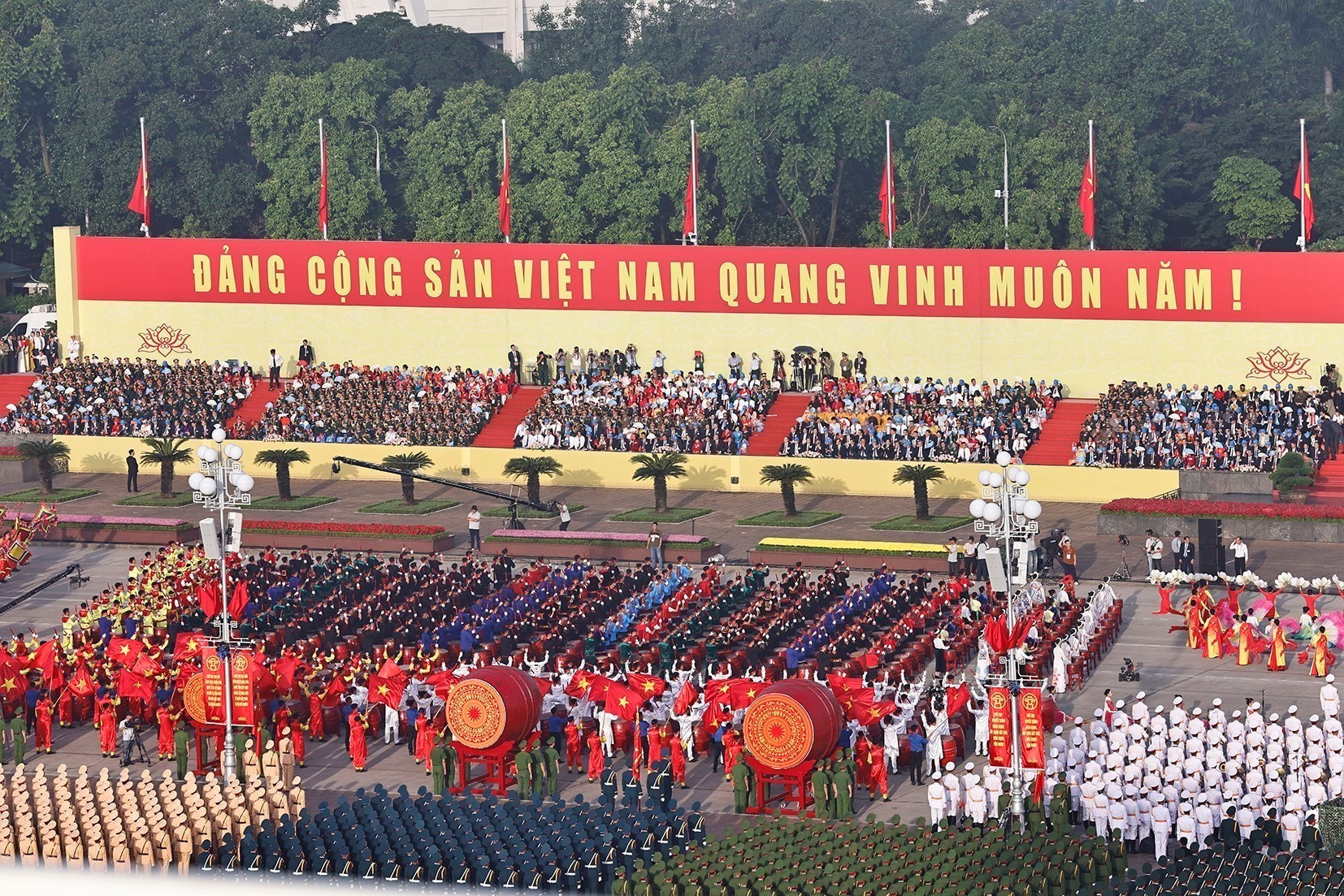 Tiết mục biểu diễn nghệ thuật "Trống hội non sông" mở màn Lễ kỷ niệm diễu binh, diễu hành 80 năm Cách mạng Tháng Tám thành công và Quốc khánh 2/9. (Ảnh chụp màn hình) vna-potal-le-ky-niem-dieu-binh-dieu-hanh-80-nam-cach-mang-thang-tam-va-quoc-khanh-2-9-8250103.jpg