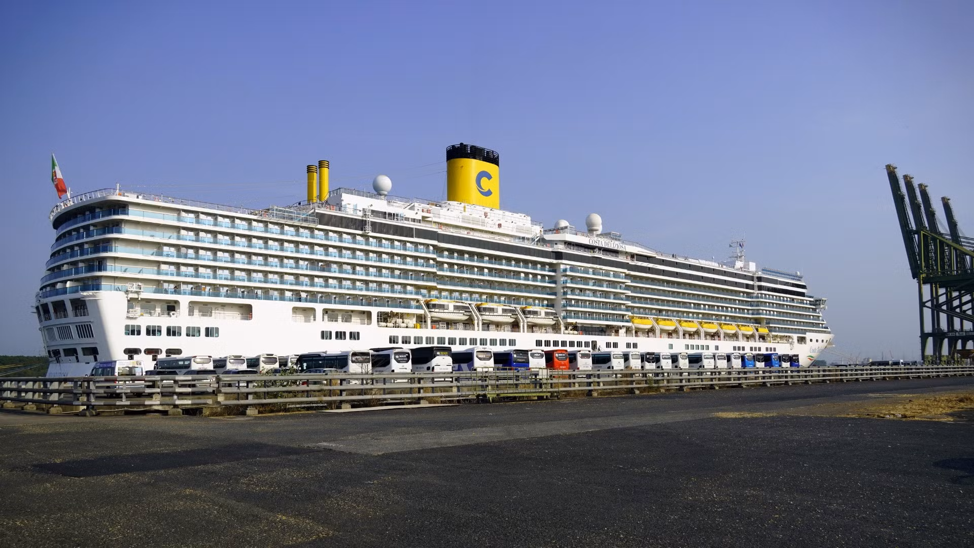 Tàu Costa Deliziosa cập cảng ở Thành phố Hồ Chí Minh sáng 22/2.