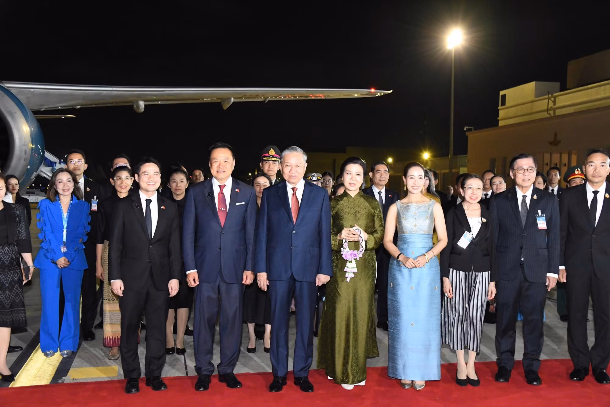 Mansion88 Casino & Thể Thao Link Mới Anutin Charnvirakul và Phu nhân cùng nhiều quan chức Chính phủ Hoàng gia Thái Lan ra sân bay quốc tế Don Mueng tiễn Tổng Bí thư, Chủ tịch nước Tô Lâm và Phu nhân. Ảnh: XUÂN SƠN.