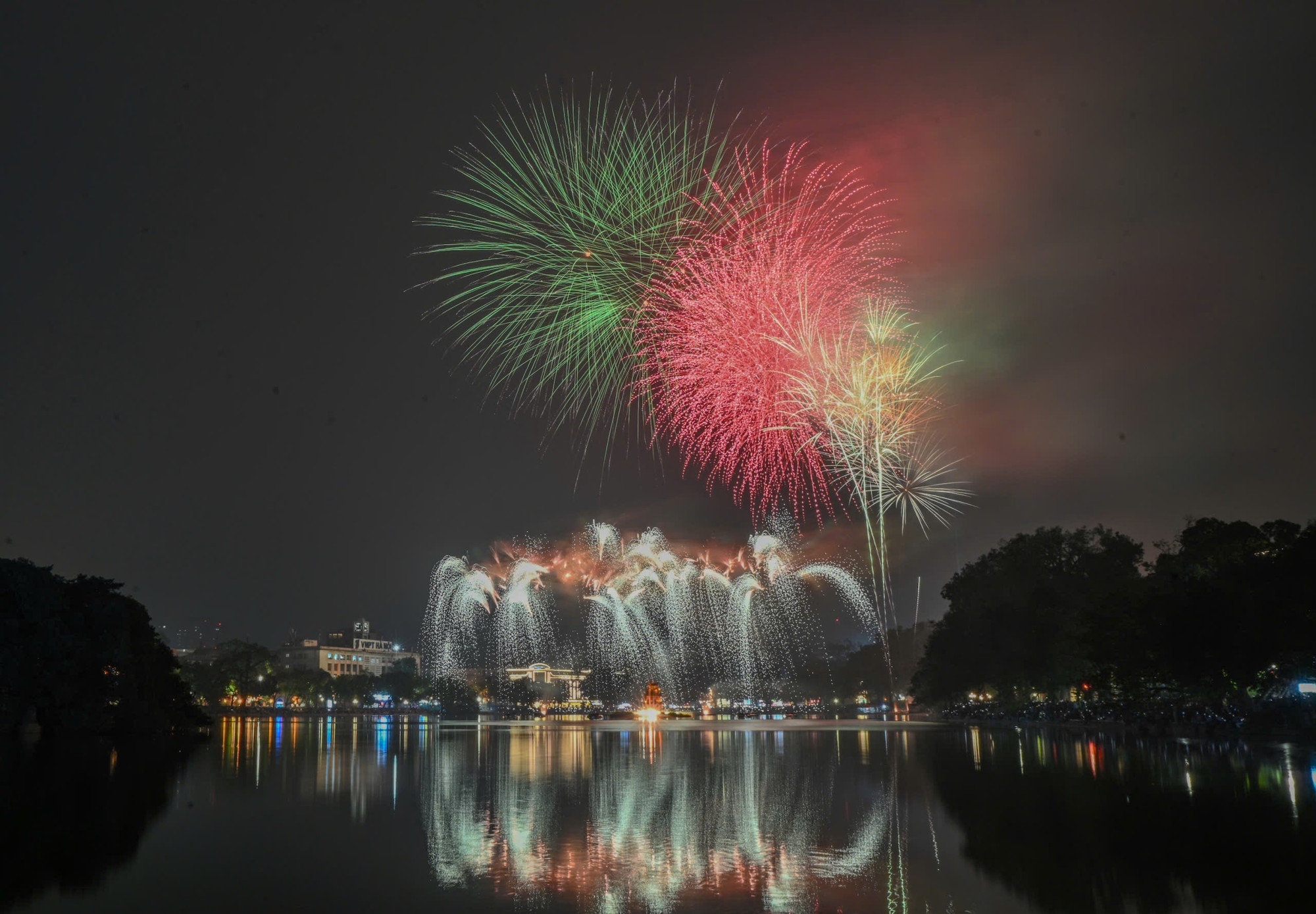 Pháo hoa trên bầu trời Hà Nội. Ảnh: THẾ ĐẠI