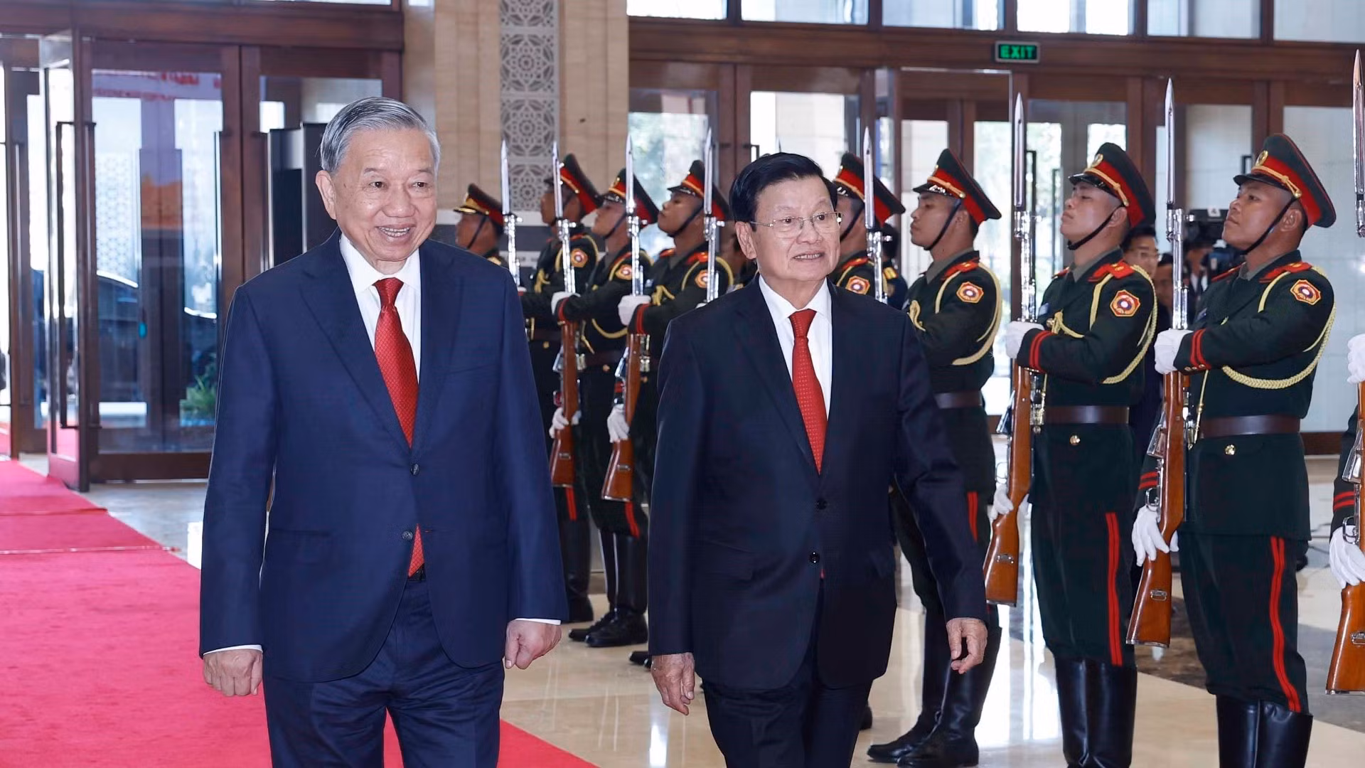 Tổng Bí thư Tô Lâm và Tổng Bí thư, Chủ tịch nước Lào Thongloun Sisoulith đến dự Hội nghị thông báo kết quả Đại hội đại biểu toàn quốc lần thứ XIV Đảng của Cộng sản Việt Nam. (Ảnh: Thống Nhất/TTXVN)