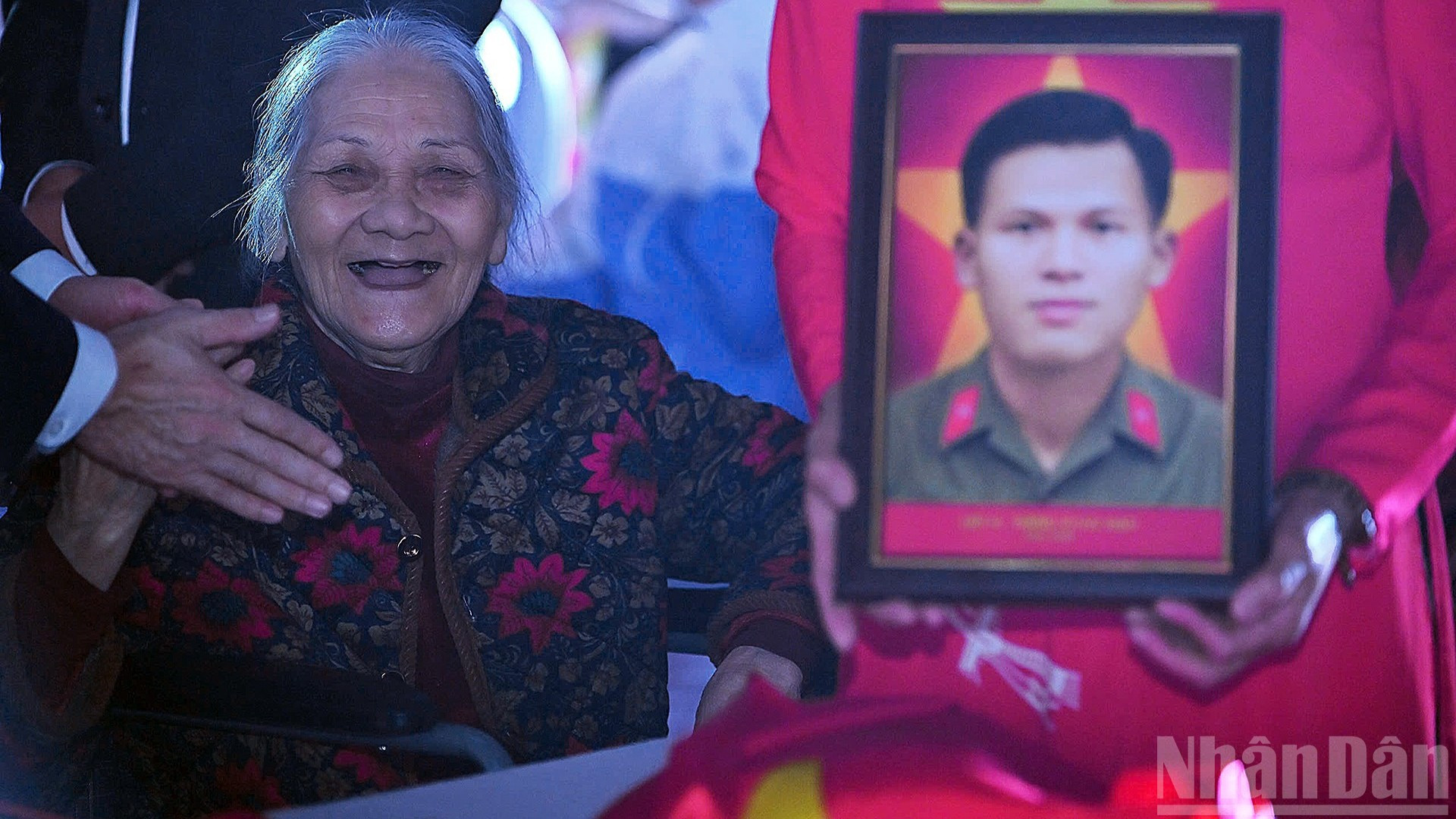 Gia đình liệt sĩ mừng rỡ trong giây phút đoàn tụ tại chương trình.